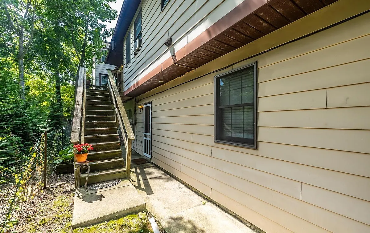 Building Photo - 131 E Washington St #2