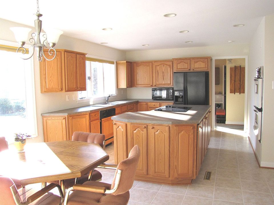 Large kitchen w/cooking island