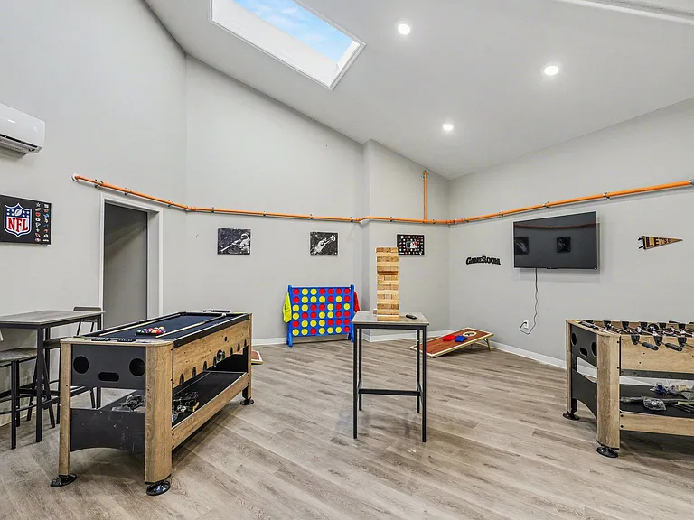 Mayfair Apartments — Photo 25