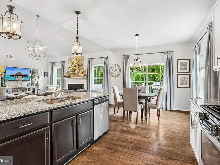 427 Green Meadow Dr — Photo 14
