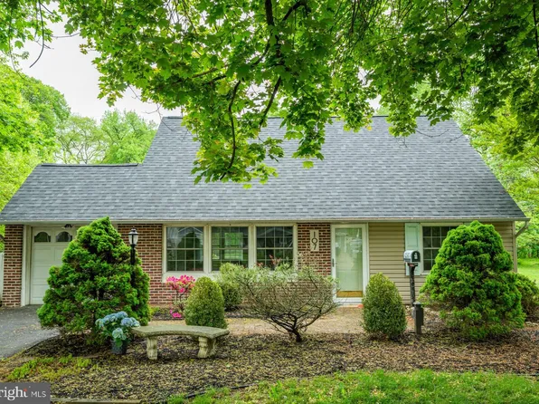 107 Juniper Dr, Levittown, PA 19056