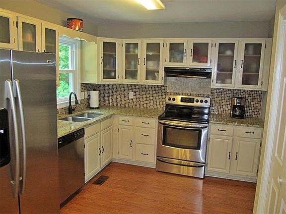 4th image of 704 Lake Point Dr