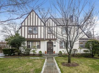 2 Edgewood Rd, Scarsdale, NY 10583