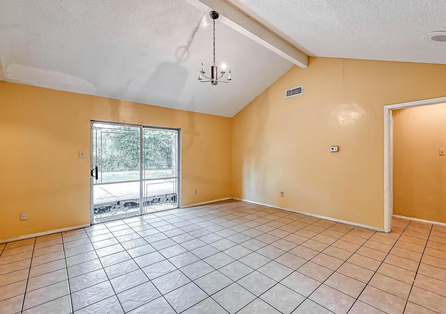 4-Bedroom Home in Houston 77045 | Housing Vouchers Accepted! — Photo 2