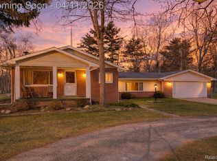 2237 Cromie Dr, Warren, MI 48092