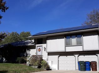 3216 Saddlehorn Dr, Lawrence, KS 66049