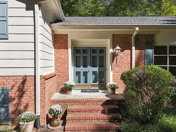 4th image of 6102 Castlebrook Dr