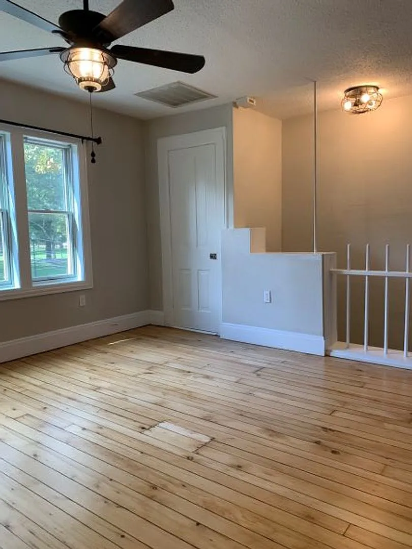 2471 W11 — Photo 1