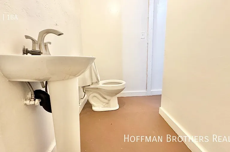 1688 W Adams Blvd — Photo 5