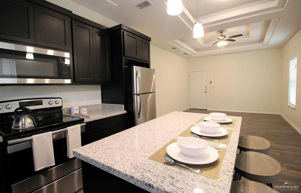 3 bed, 2.0 bath, 960 sqft, $1,100 — Photo 3