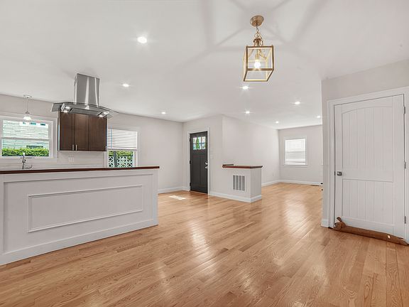 3rd image of 50 Main St #50