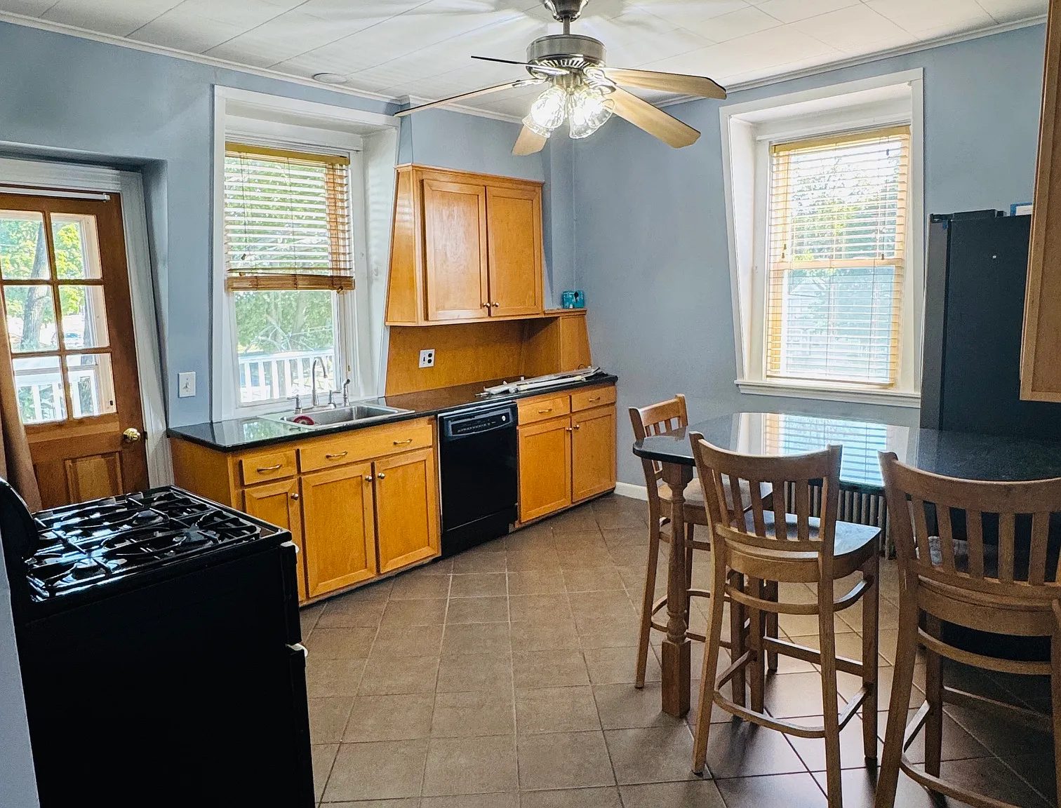 2 bed, 1.0 bath, 9999 sqft, $2,600 — Photo 4