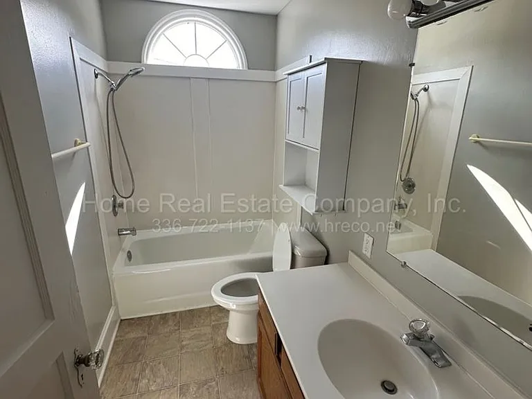 1009 Knollwood St — Photo 6