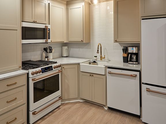 5th image of 805 Lilac St