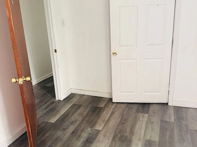913 Nott St — Photo 13