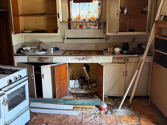 4th image of 800 Alexandre St
