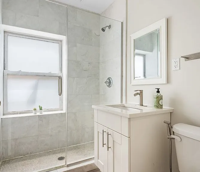 189 Woodpoint Rd #3 — Photo 2