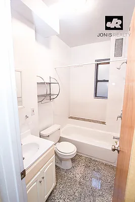 Rented by Jonis Realty | media 8