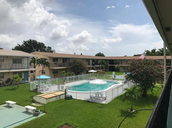 7401 Pines Blvd, Hollywood, FL