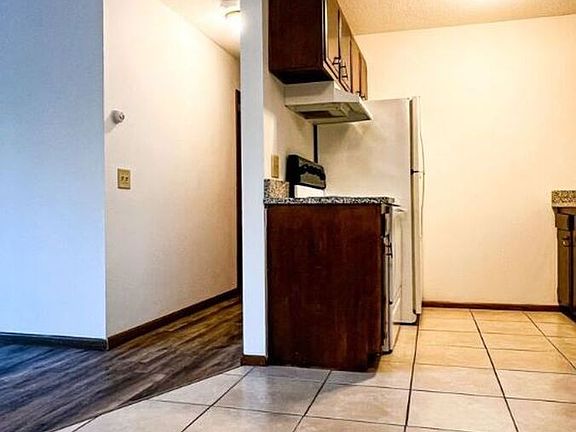 4th image of 2810 Euclid Ave #9