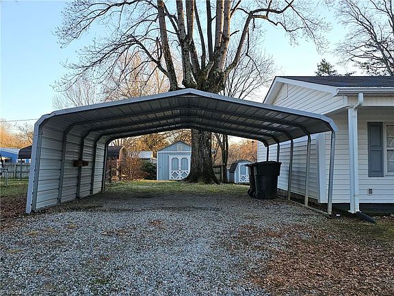 2nd image of 1816 Cody Ave