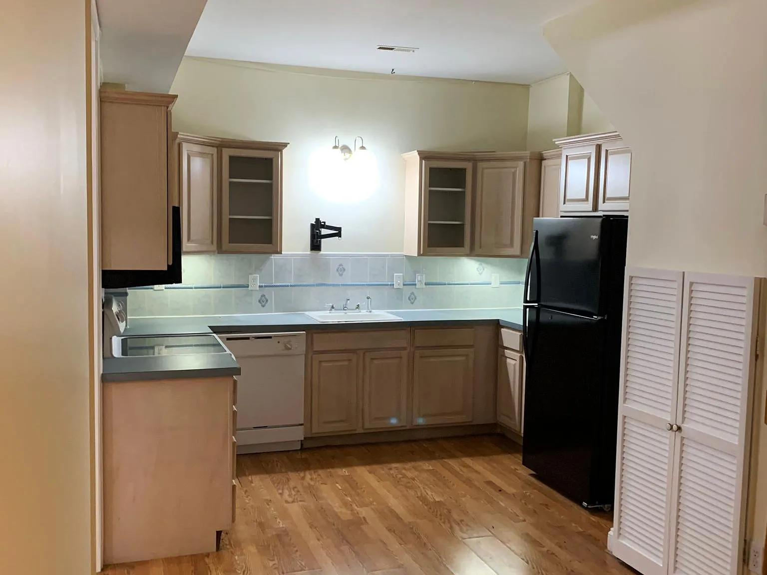 2 bed, 1200 sqft, $1,800 — Photo 1