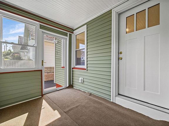 5th image of 37 Glenora Dr