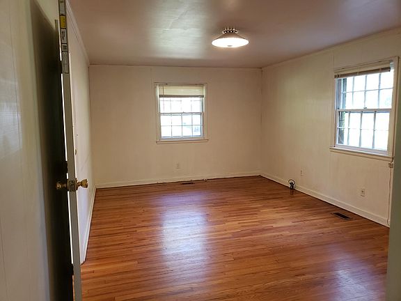 3rd image of 3811 Tremont Dr
