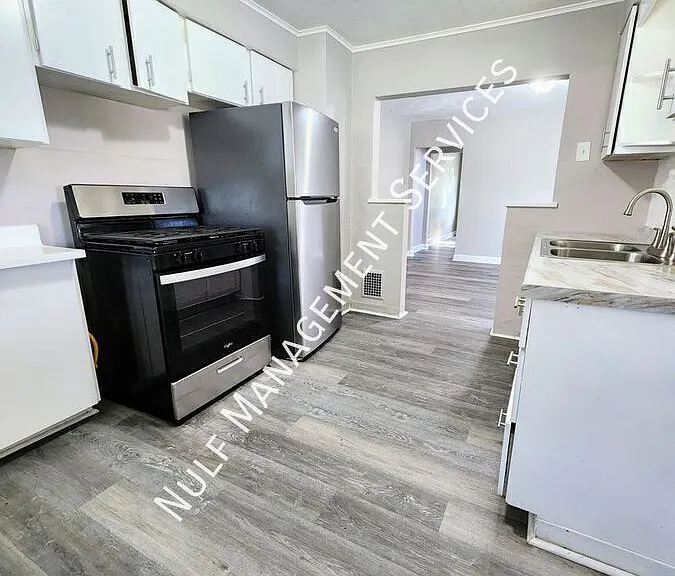 878 Miller Ave — Photo 1
