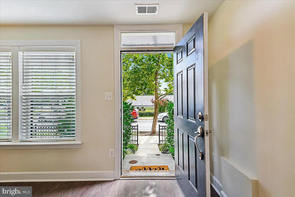 3 bed, 4.0 bath, 1824 sqft, $3,500 — Photo 2