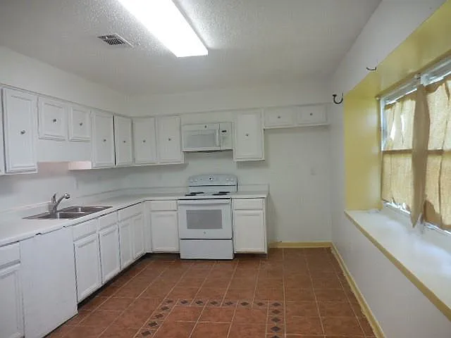 4 bed, 2.0 bath, 1419 sqft, $1,850 — Photo 2