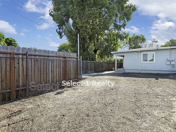 2nd image of 20B Poinsettia Ave