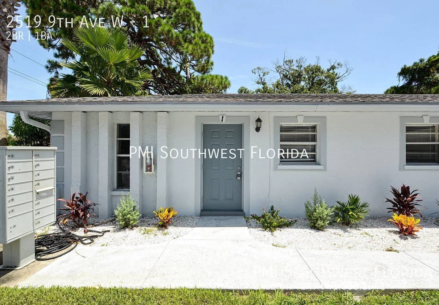 Charming 2 Bedroom Oasis In Bradenton | Water Included! — Photo 1