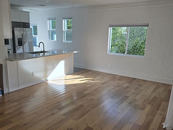 5th image of 920 N Harper Ave