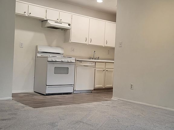 3rd image of 562 Ebbtide Cir #562