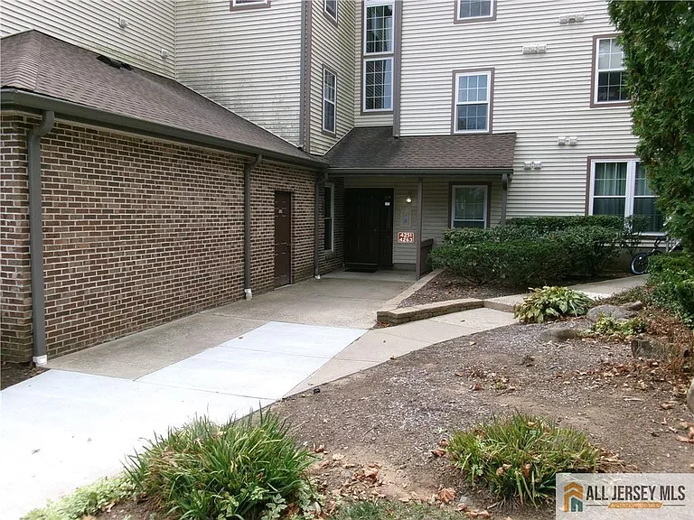 4261 Bayberry Ct — Photo 2