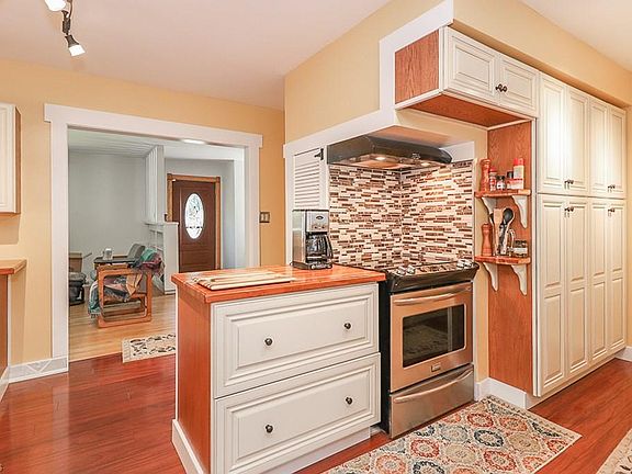 3rd image of 3832 Kenwood Dr