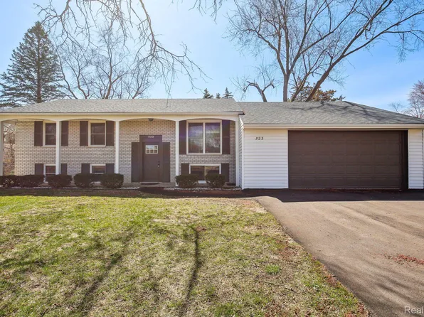 523 Glengary Rd, Wolverine Lake, MI 48390