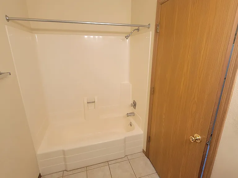1709 La Crescent St #118 — Photo 8