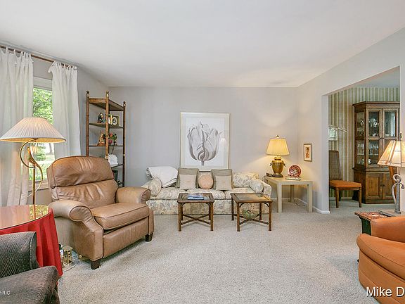 4th image of 2922 Meadowbrook Dr SE