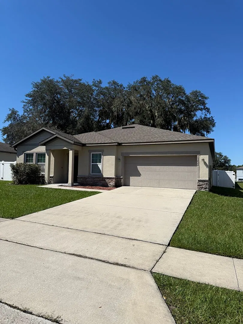 3/2 with Fenced Yard in Gated Community — Photo 1