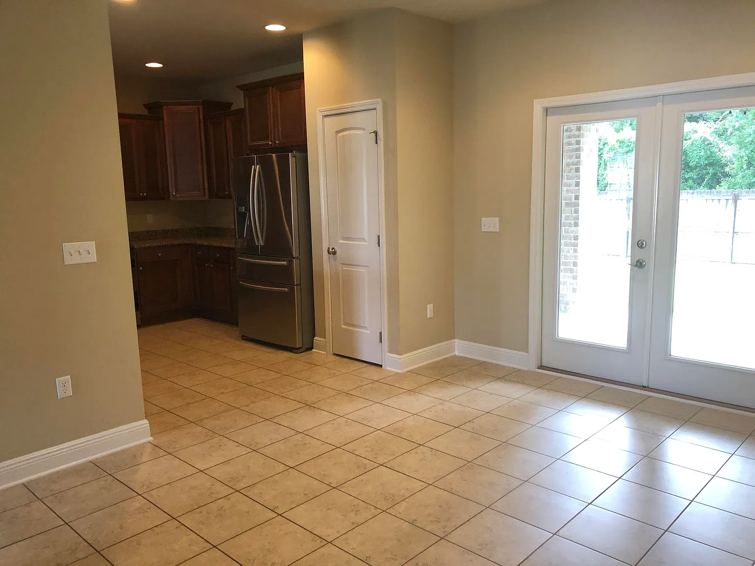 4 bed, 3.5 bath, 2459 sqft, $2,550 — Photo 4