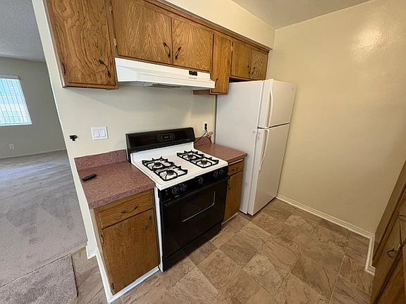 4th image of 266 S Oak Knoll Ave APT 4