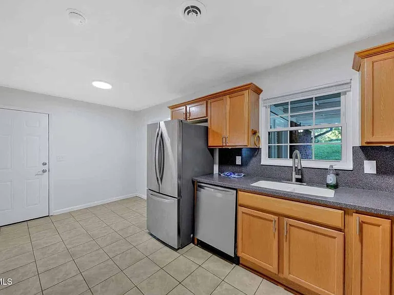 528 Parrish Ln — Photo 15