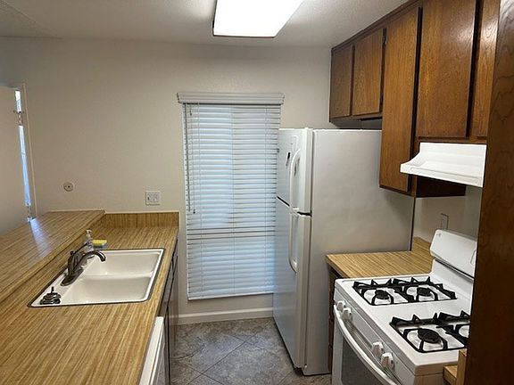 5th image of 2839 S Fairview St Unit G
