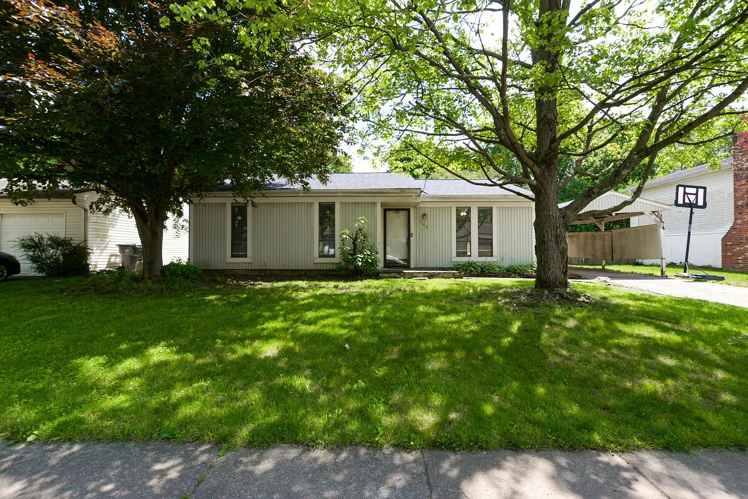 742 Mistletoe St photo 1