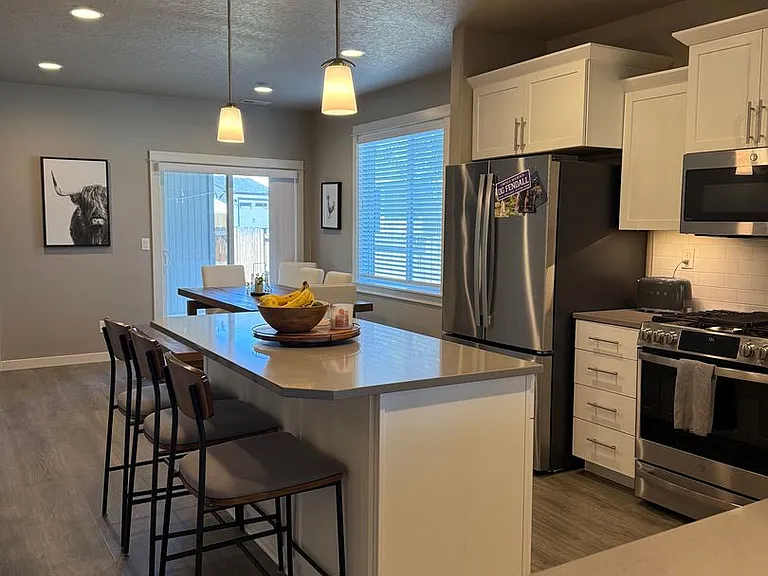 621 N Meadow Ln — Photo 2