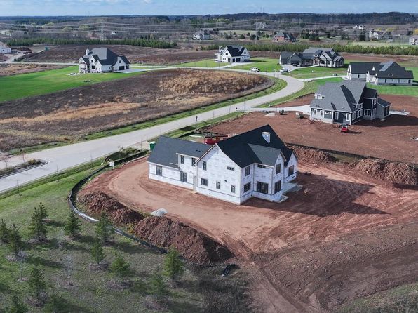 3560 West Pine View COURT, Mequon, WI 53097