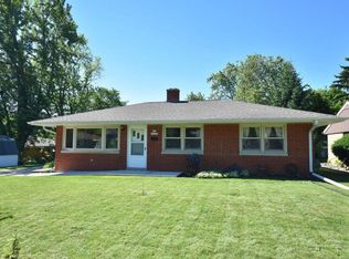 N86W17255 Hillcrest Dr, Menomonee Falls, WI 53051