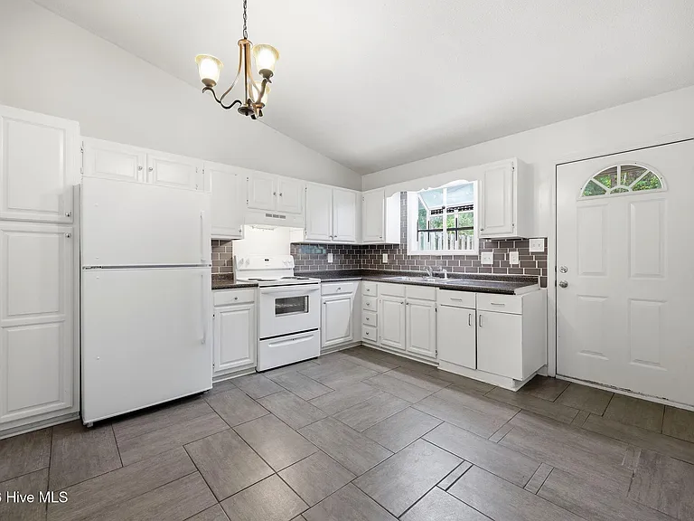 774 Pinewood Dr — Photo 24